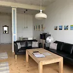 公寓 Skaerven Beachfront And