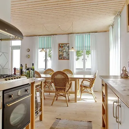 Skaerven Beachfront And Apartment